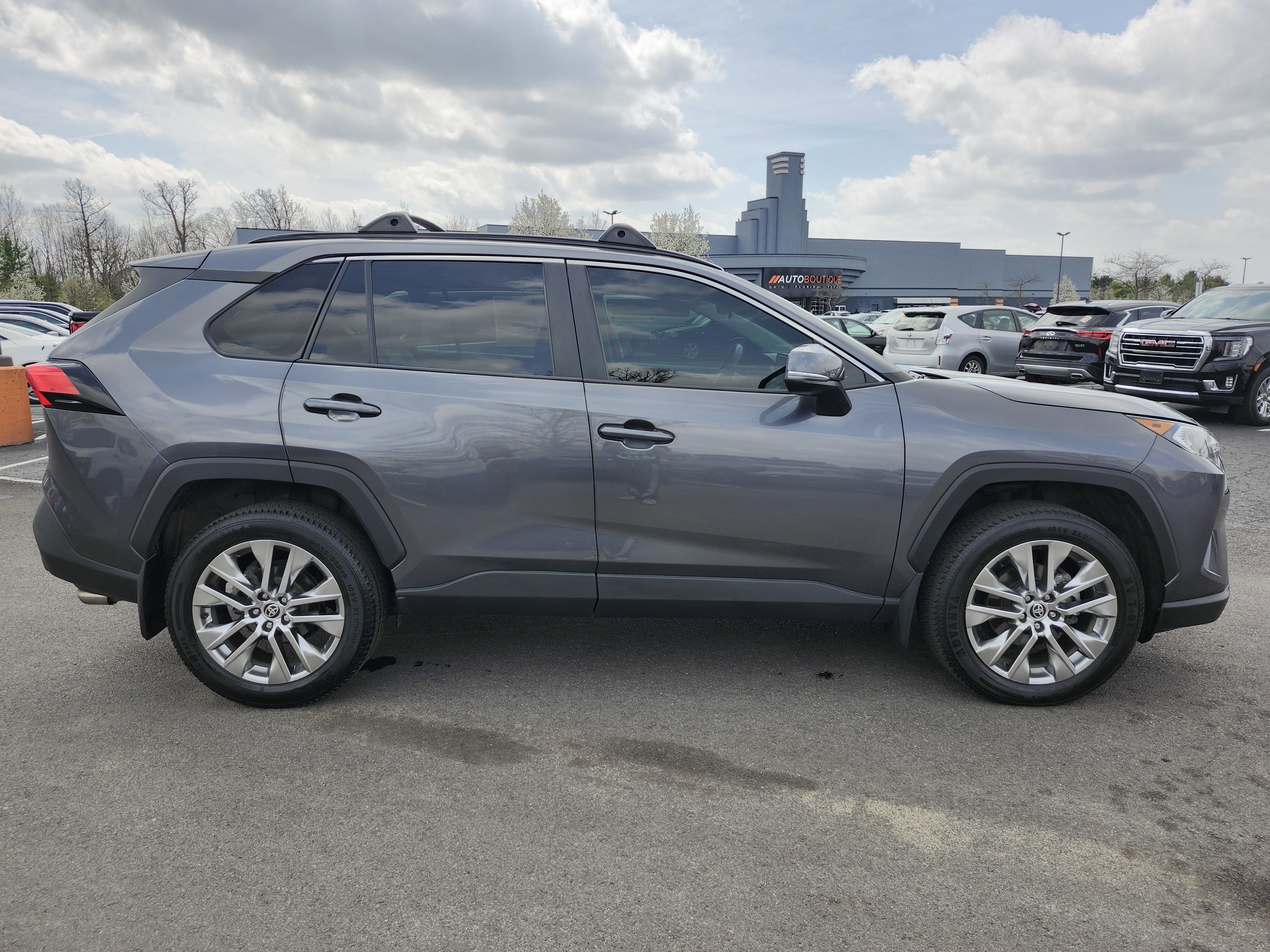 Used 2021 Toyota RAV4 XLE Premium image 19