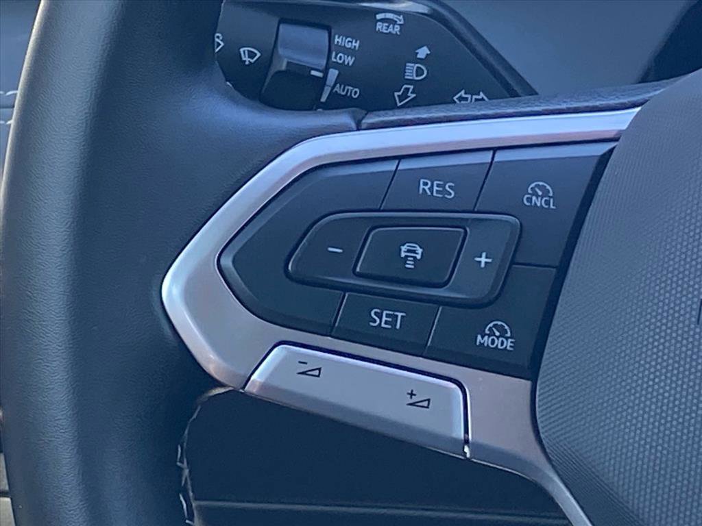 Used 2025 Volkswagen Tiguan SE image 6