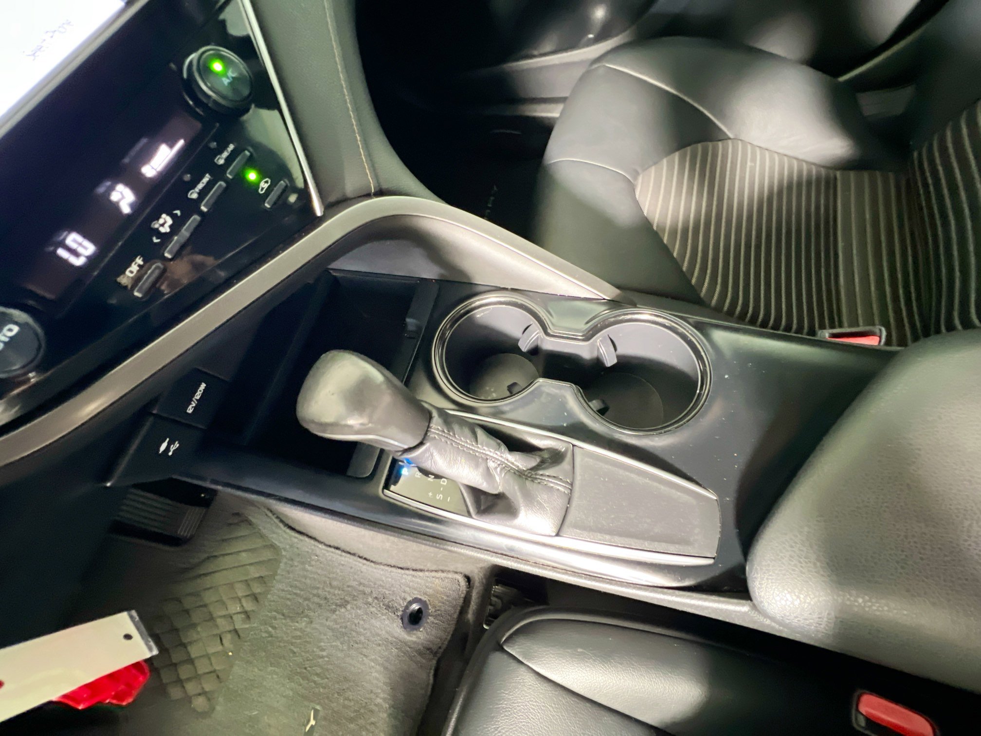 Used 2018 Toyota Camry SE FWD image 25