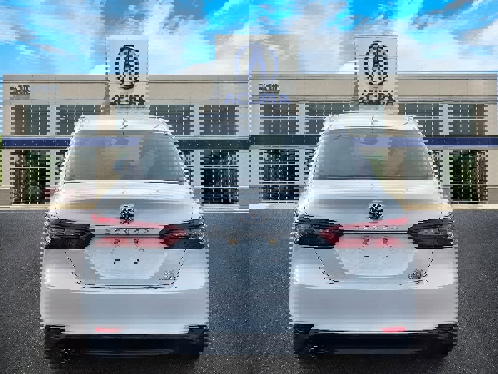 Used 2022 Toyota Camry XLE w/ Navigation Upgrade Package image 5