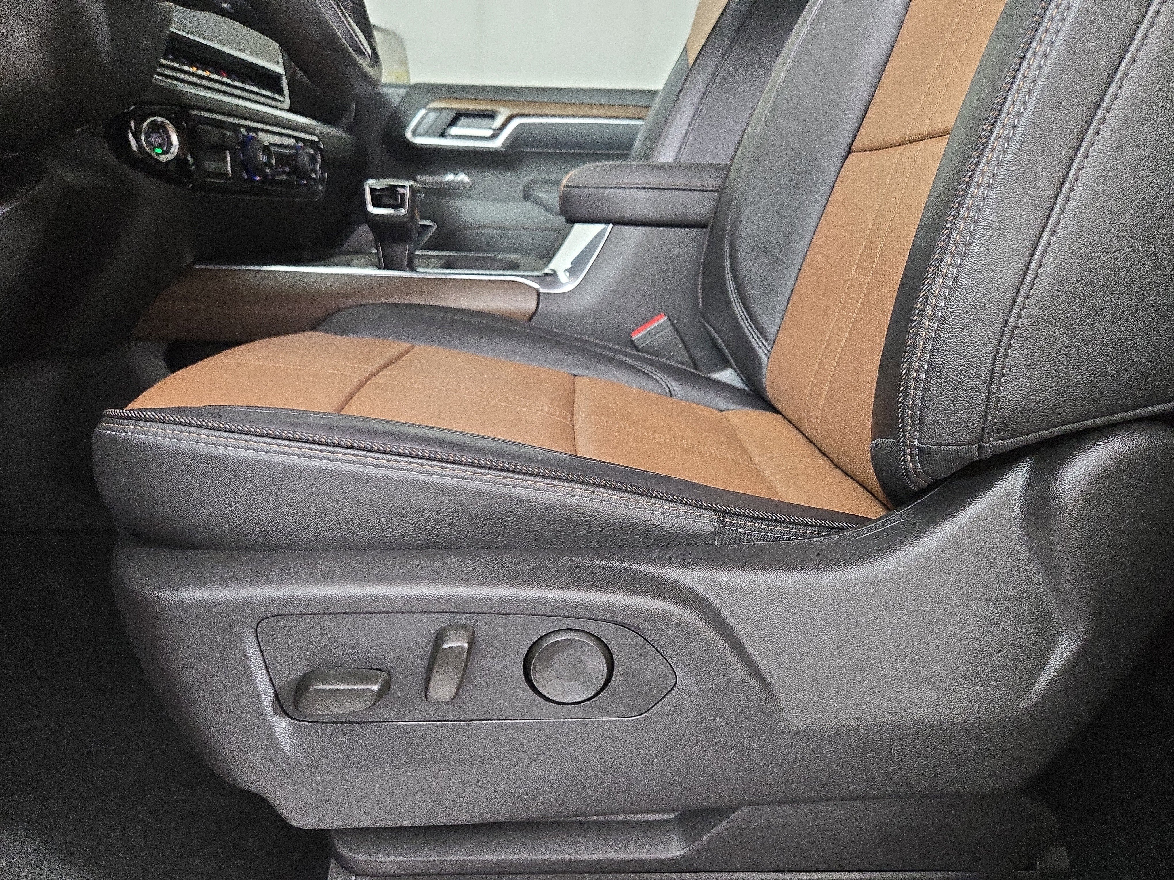 Certified 2025 Chevrolet Silverado 1500 High Country w/ Technology Package AWD/4WD image 32