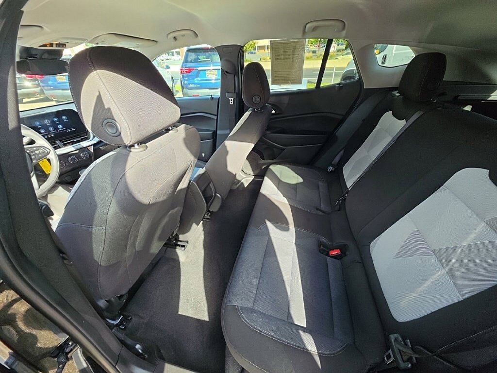 Used 2025 Chevrolet Trax LS w/ LS Convenience Package FWD image 22