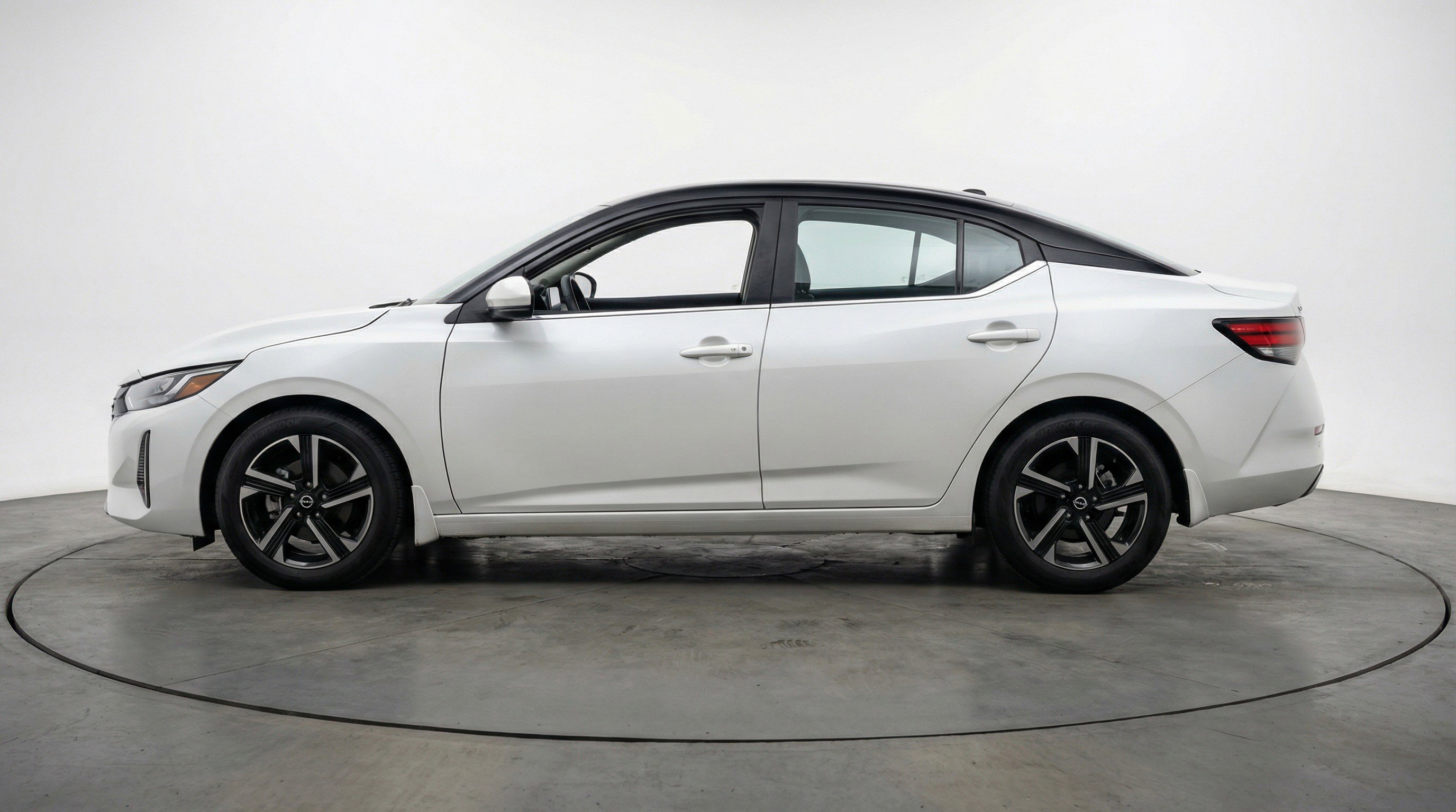 Used 2025 Nissan Sentra SV FWD image 5