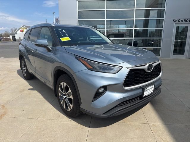 Used 2022 Toyota Highlander XLE AWD/4WD image 2