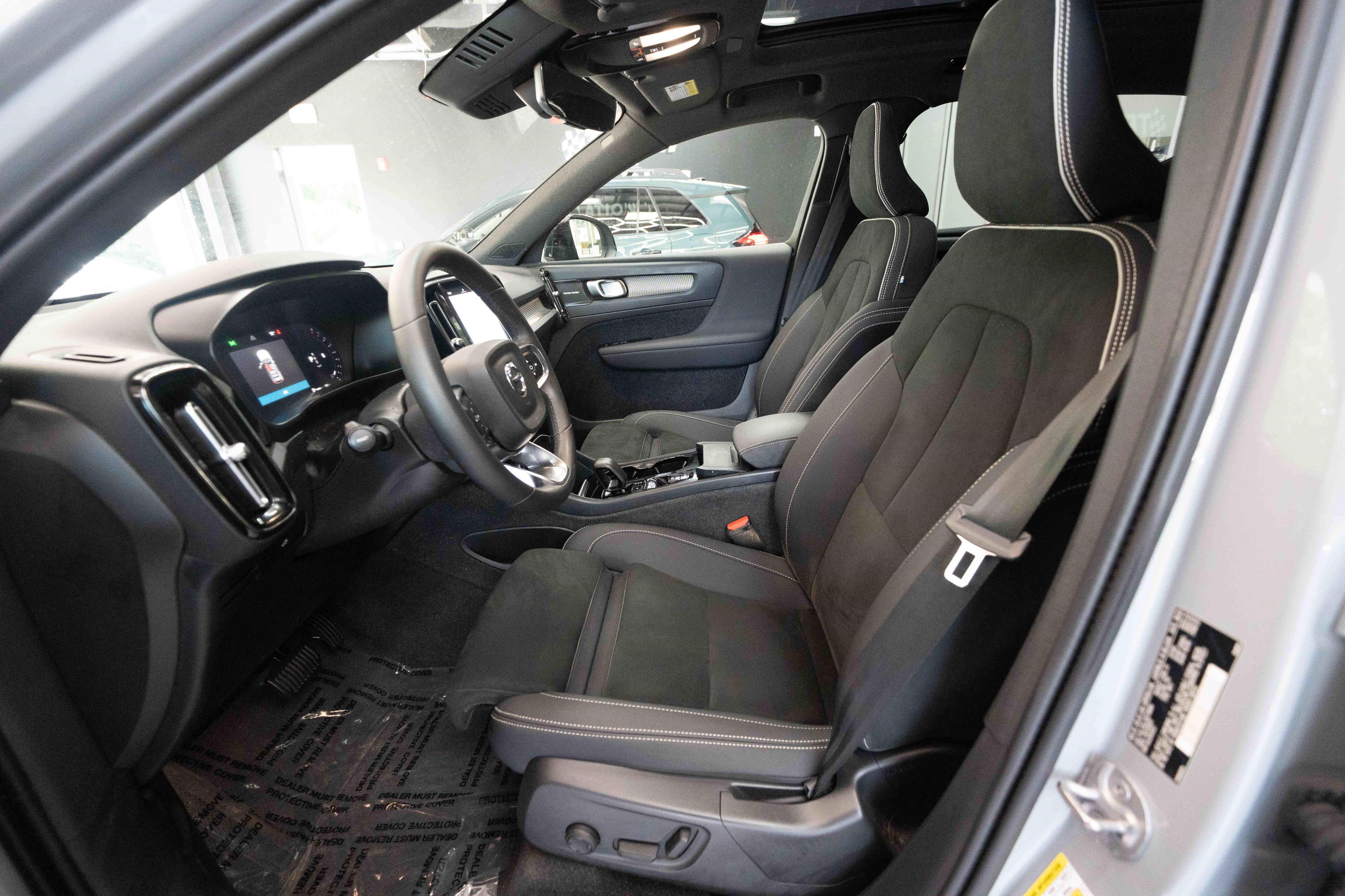 Used 2024 Volvo XC40 B5 Plus w/ Protection Package Premier AWD/4WD image 9