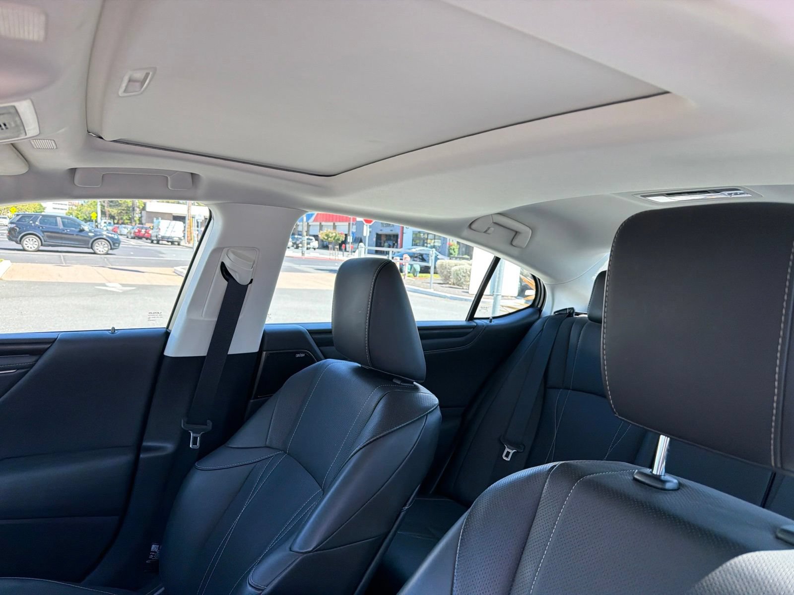 Used 2022 Lexus ES 300h w/ Luxury Package FWD image 10