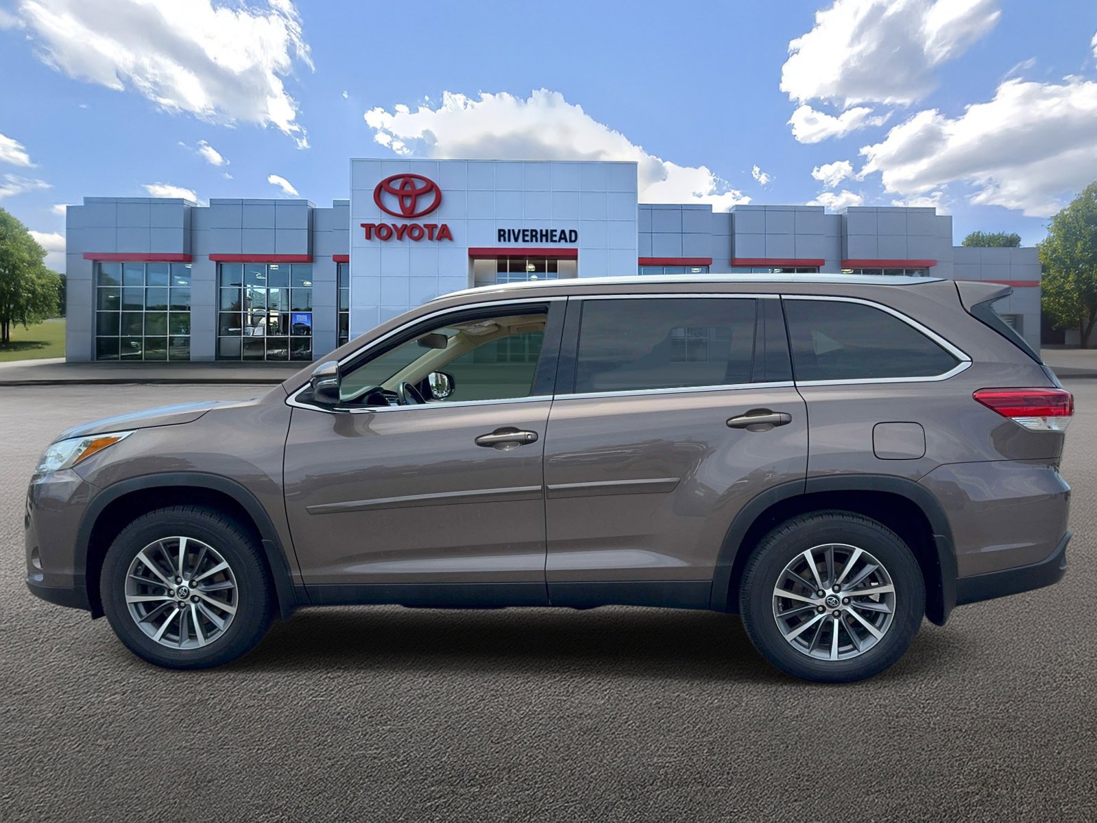 Used 2019 Toyota Highlander XLE AWD/4WD image 3