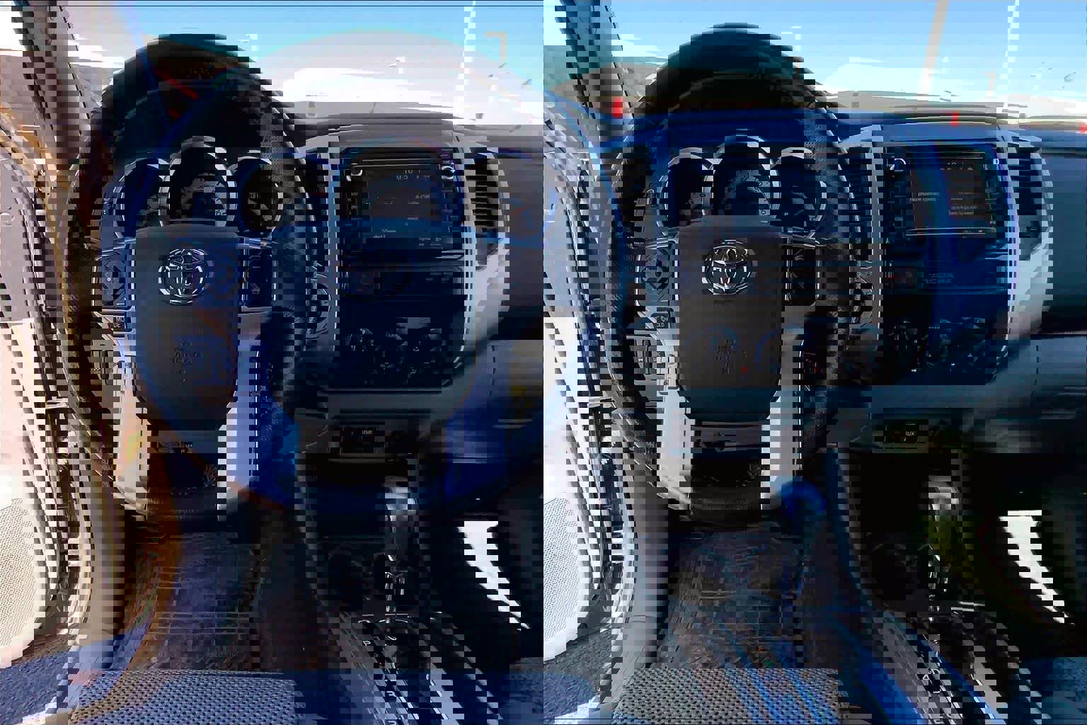 Used 2015 Toyota Tacoma 4x4 Access Cab V6 w/ TRD Off-Road Package image 6