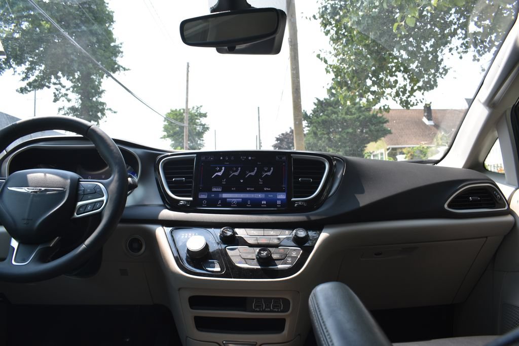 Used 2024 Chrysler Pacifica Touring-L FWD image 28