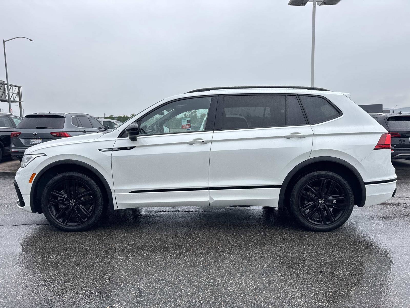 Certified 2022 Volkswagen Tiguan SE R-Line image 2