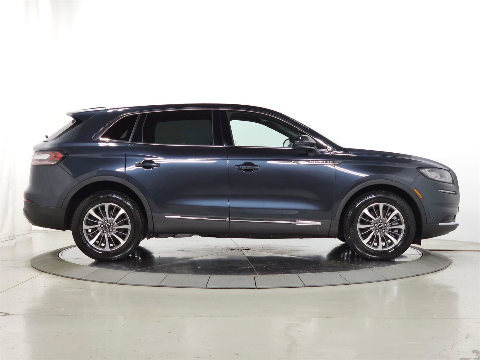 Used 2023 Lincoln Nautilus Reserve AWD/4WD image 10