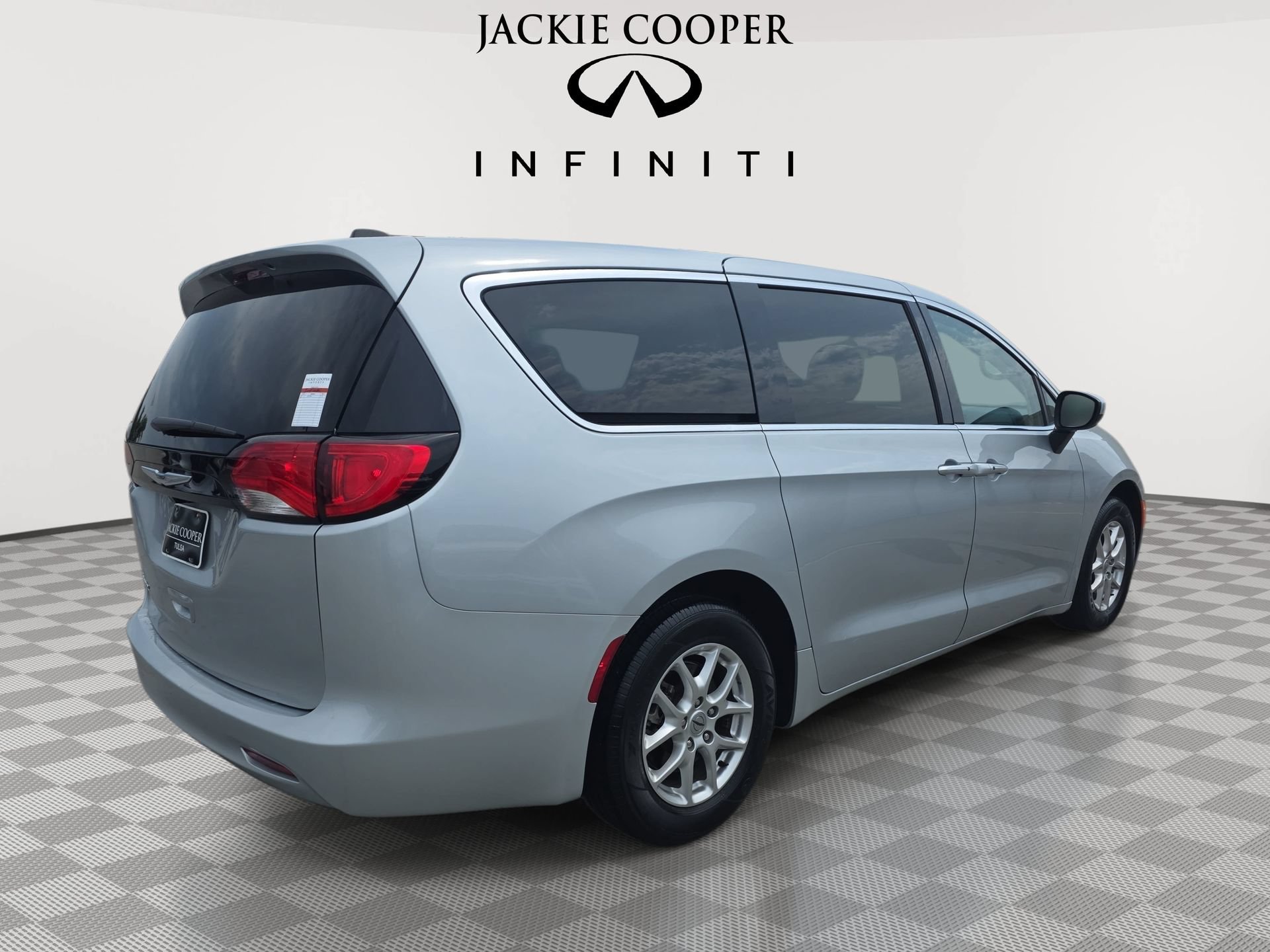 Used 2023 Chrysler Voyager LX FWD image 5