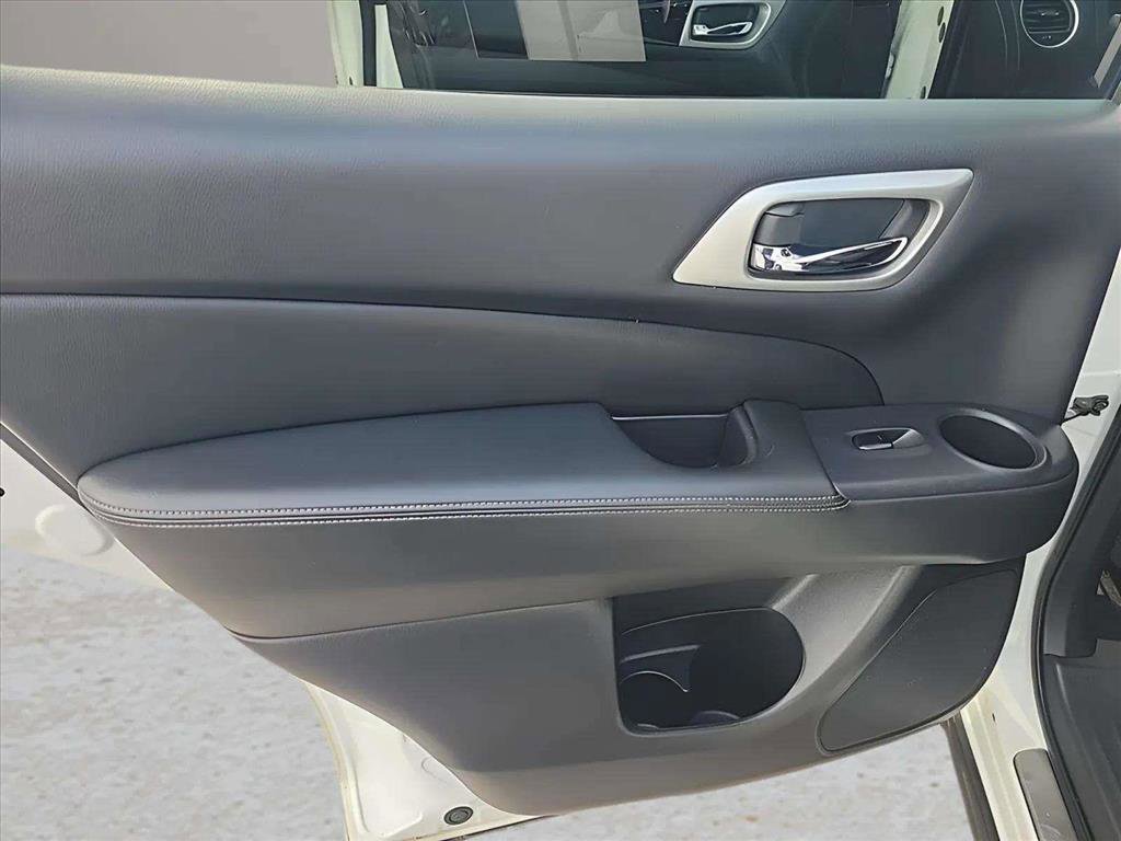 Used 2019 Nissan Pathfinder SV w/ SV Tech Package AWD/4WD image 16