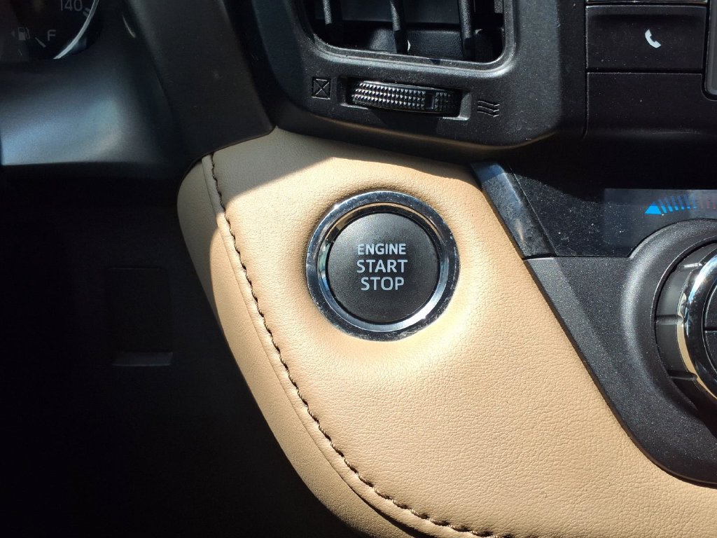 Used 2018 Toyota RAV4 Limited FWD image 12