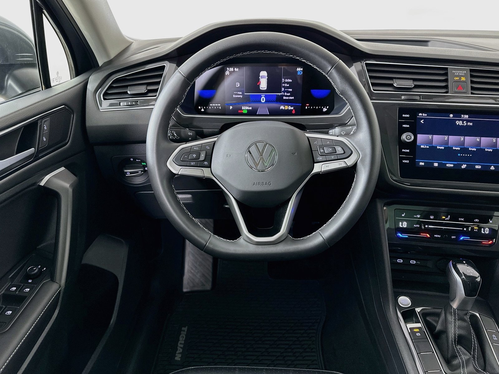 Certified 2024 Volkswagen Tiguan SE w/ Panoramic Sunroof Package AWD/4WD image 14