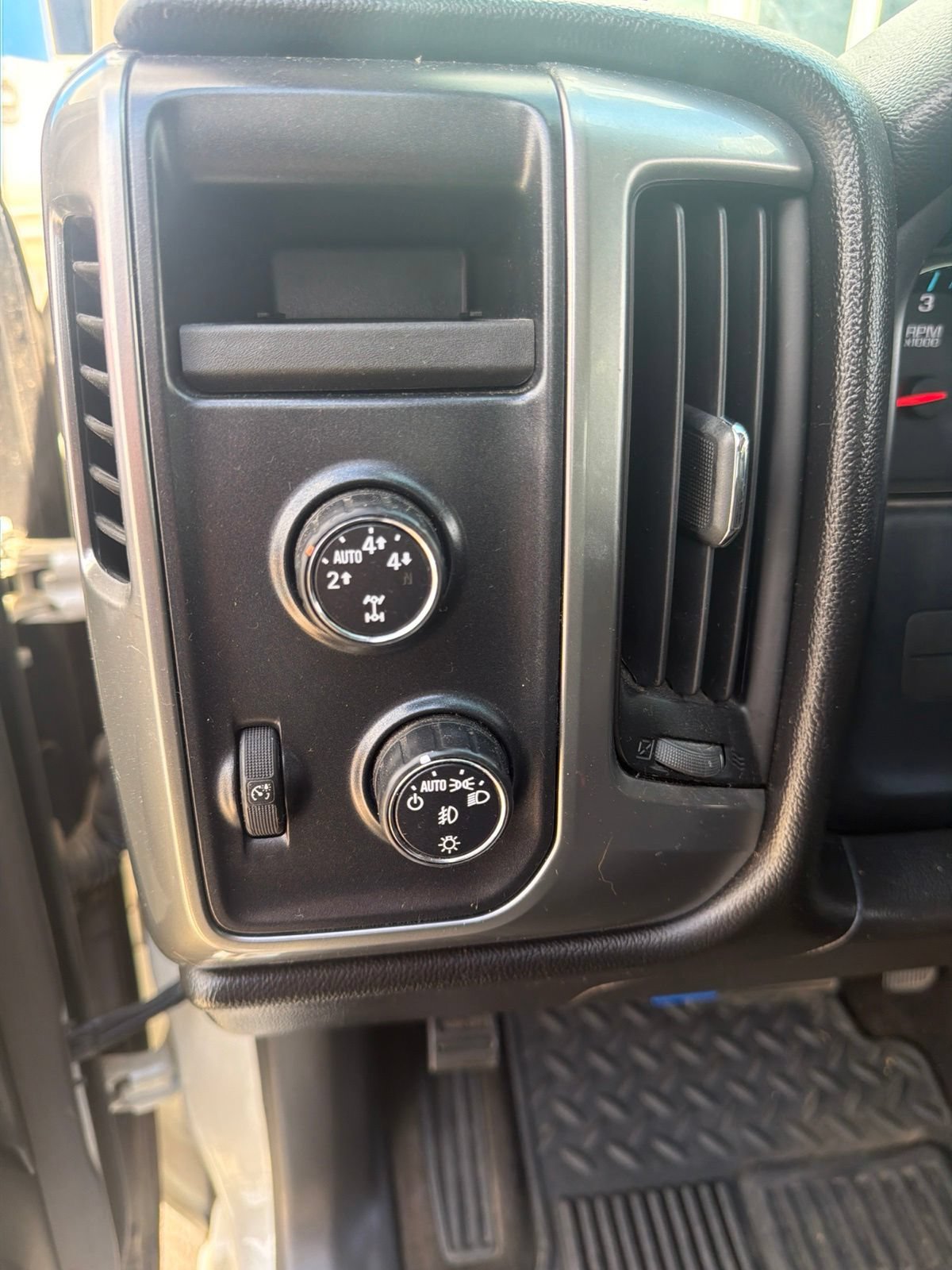 Used 2015 Chevrolet Silverado 1500 LT w/ Texas Edition, 1LT Trim AWD/4WD image 11