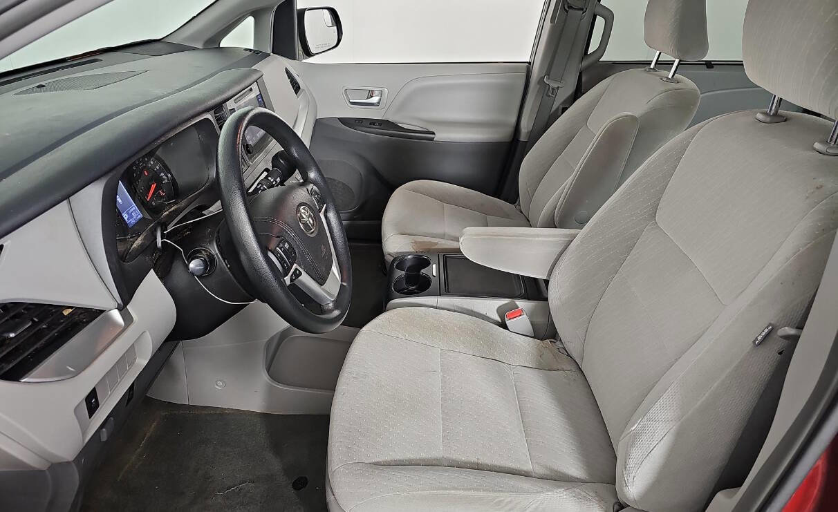 Used 2017 Toyota Sienna LE image 8