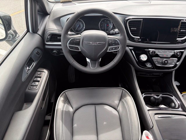 New 2026 Chrysler Pacifica Limited w/ Uconnect Theater Family Group FWD image 38