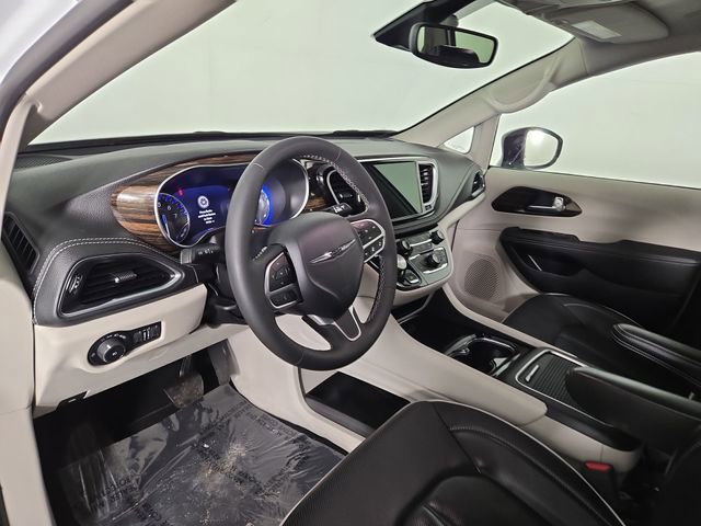 Used 2024 Chrysler Pacifica Limited image 14