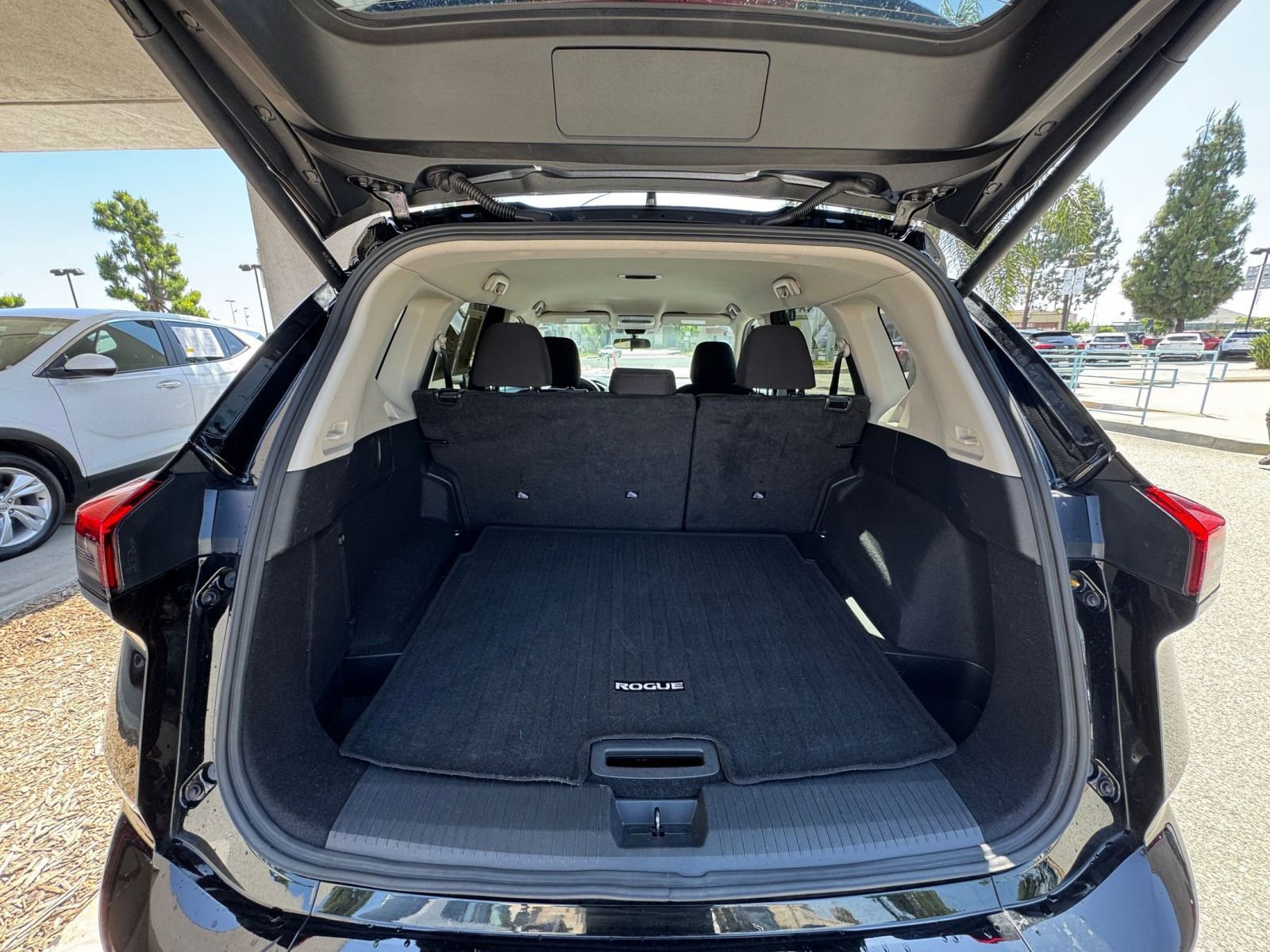 Used 2025 Nissan Rogue SV FWD image 33