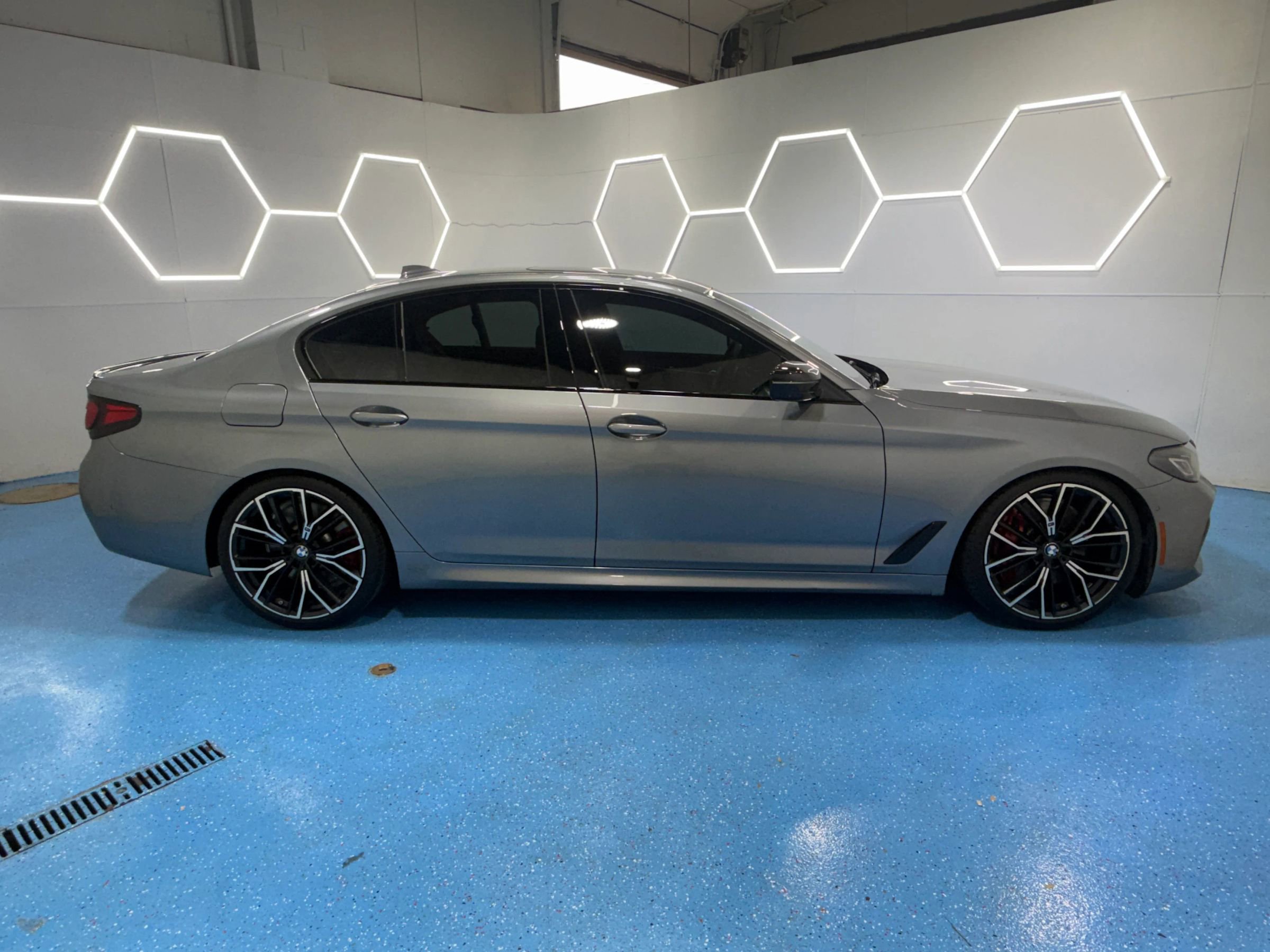 Used 2023 BMW M550i xDrive w/ Premium Enhanced Package AWD/4WD image 3