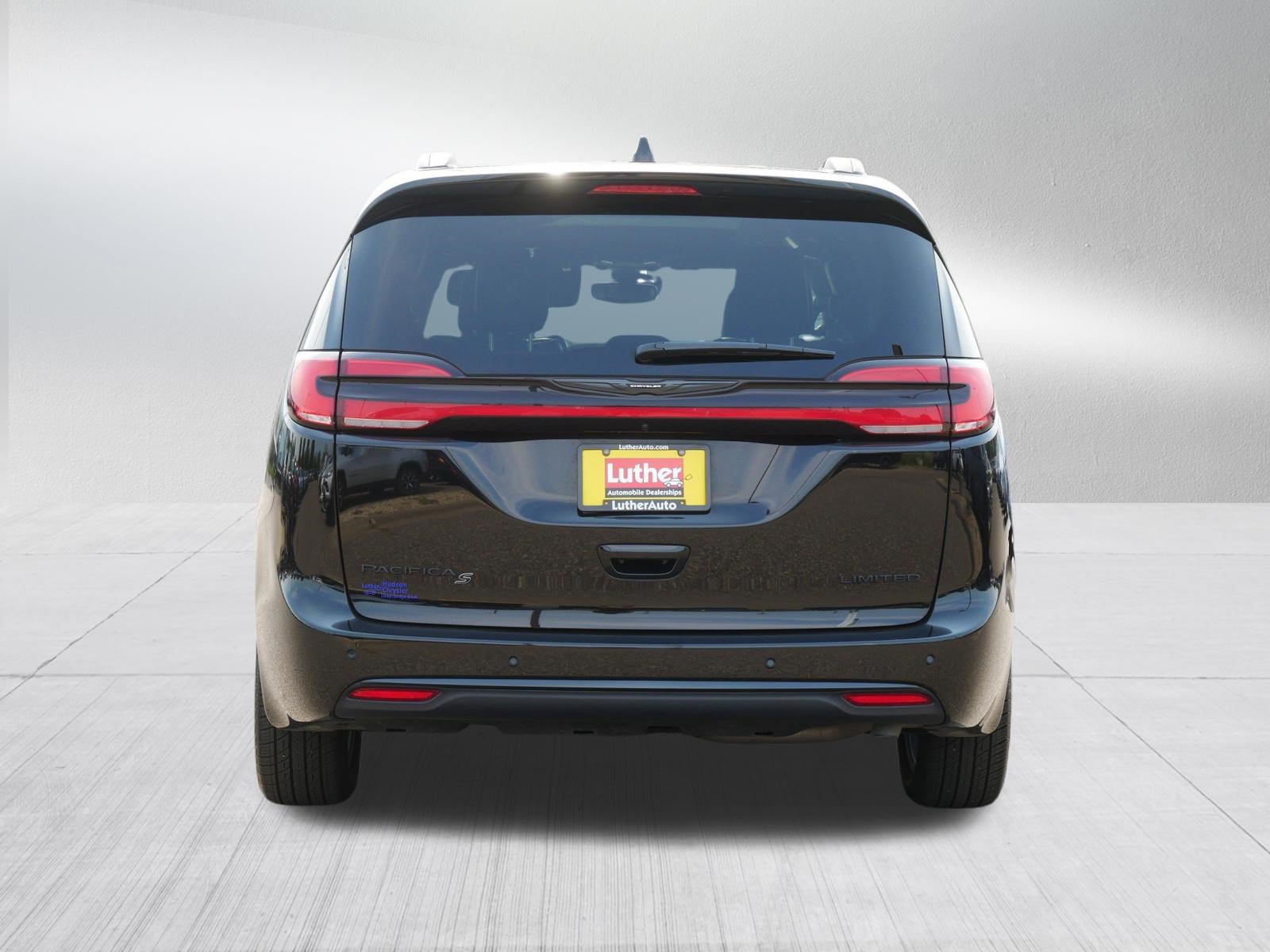 Used 2025 Chrysler Pacifica Limited FWD image 6