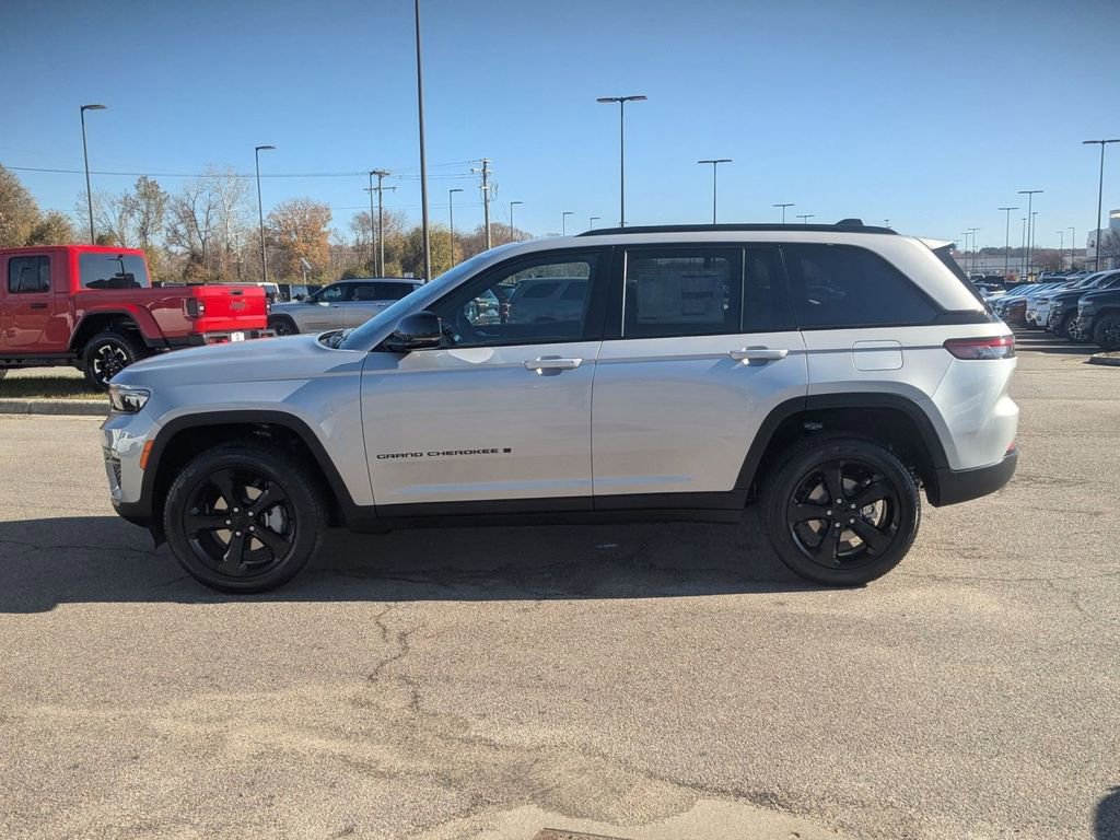 New 2025 Jeep Grand Cherokee Limited w/ Black Appearance Package image 2