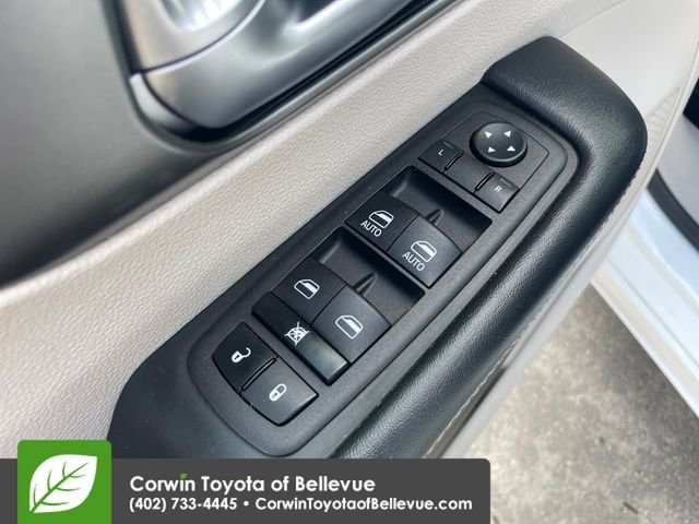 Used 2023 Chrysler Pacifica Touring-L image 19