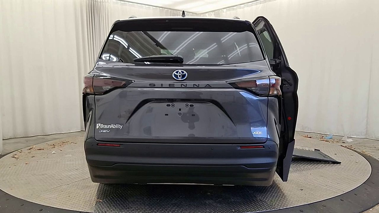 Used 2025 Toyota Sienna XLE w/ XLE Plus Package FWD image 10