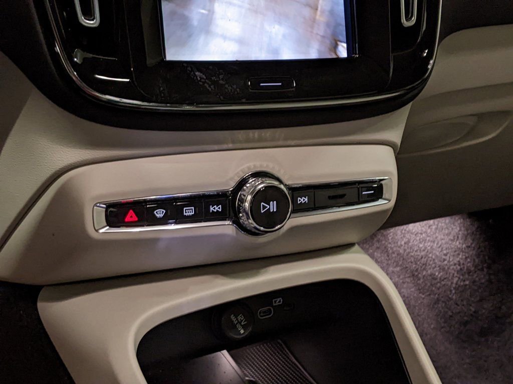 New 2026 Volvo XC40 B5 Ultra w/ Protection Package Premier image 18