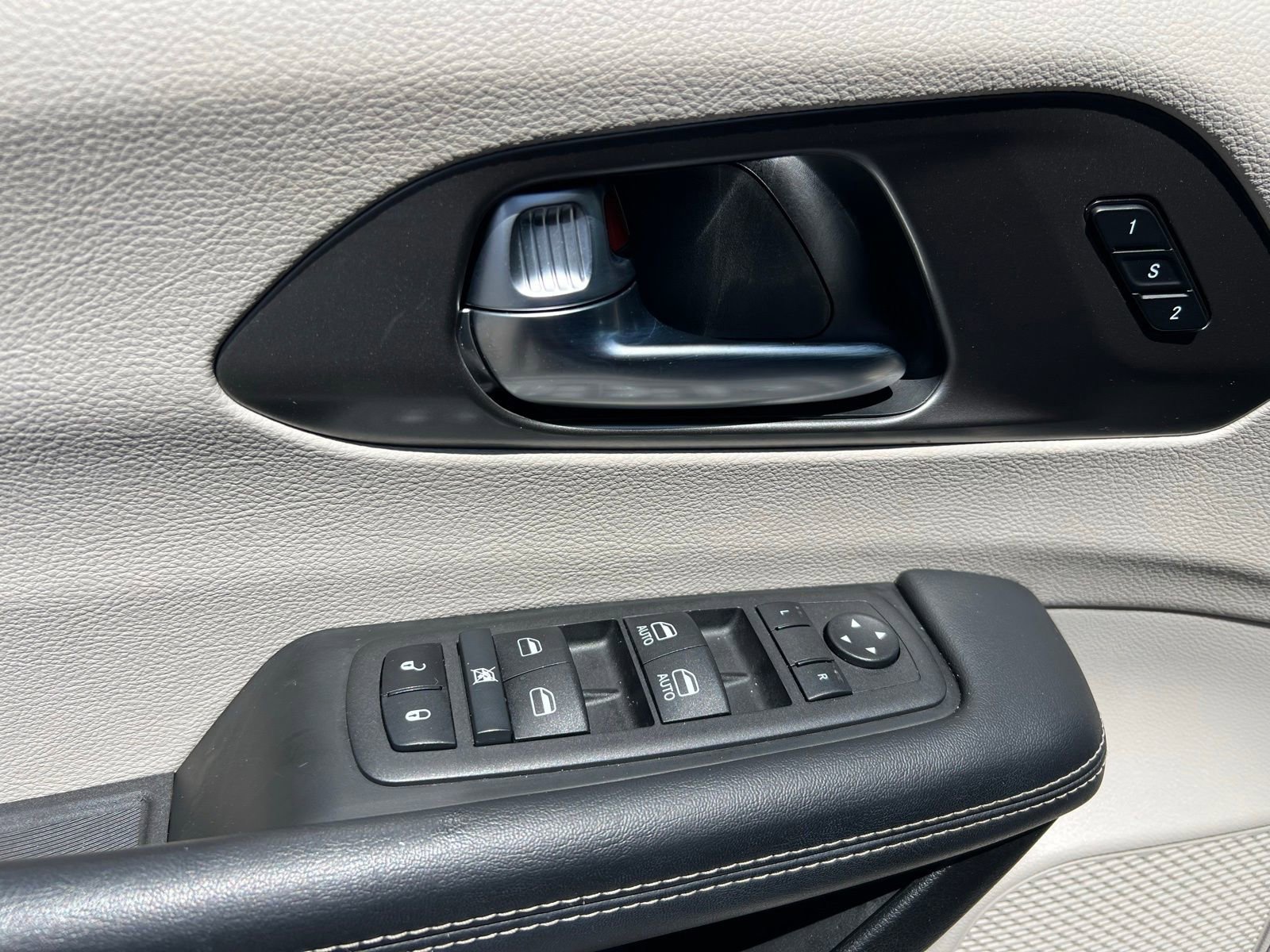 Used 2023 Chrysler Pacifica Touring-L image 26