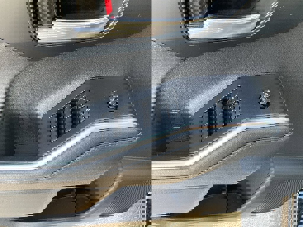 Used 2023 Toyota Highlander XLE image 4