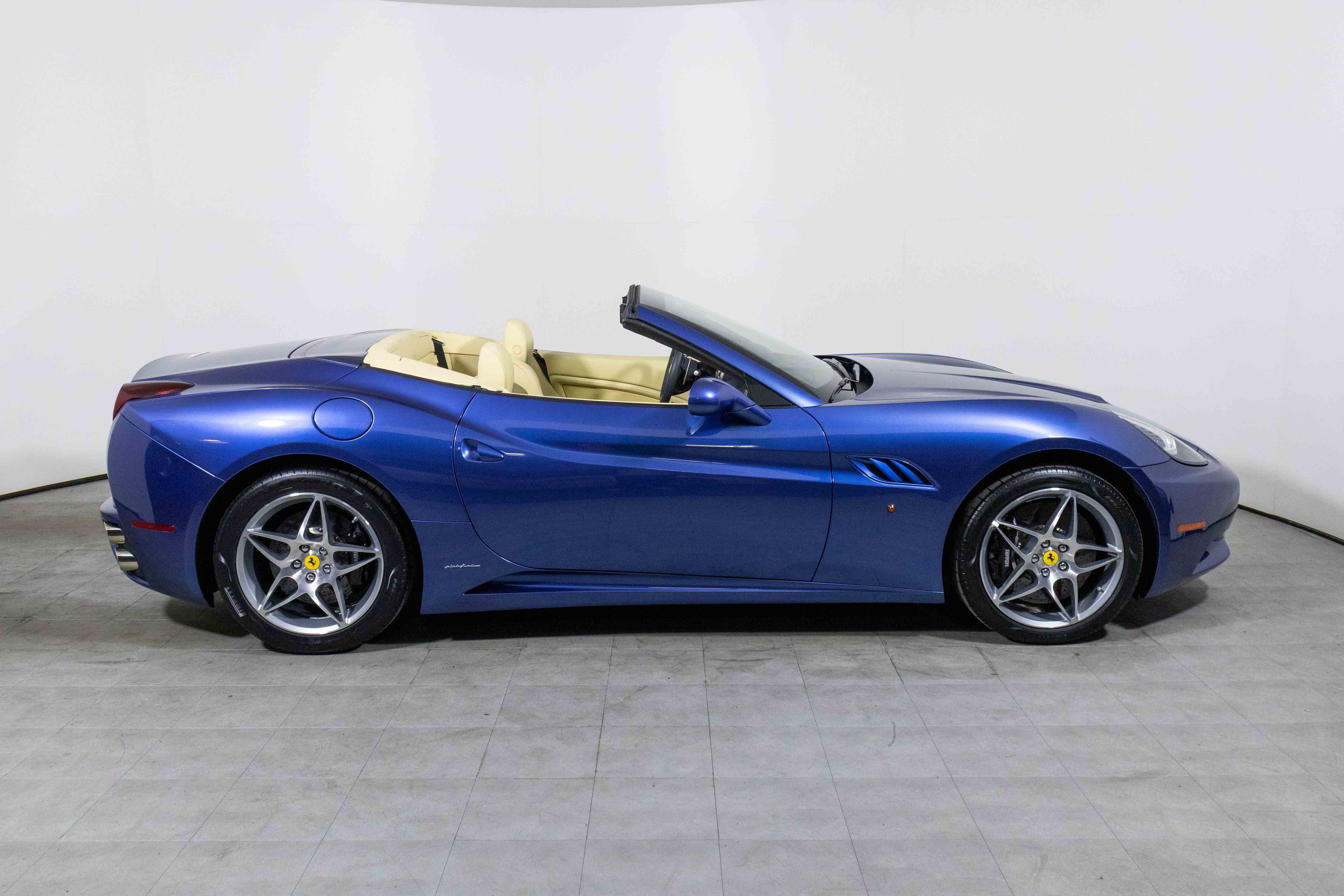 Used 2010 Ferrari California image 4