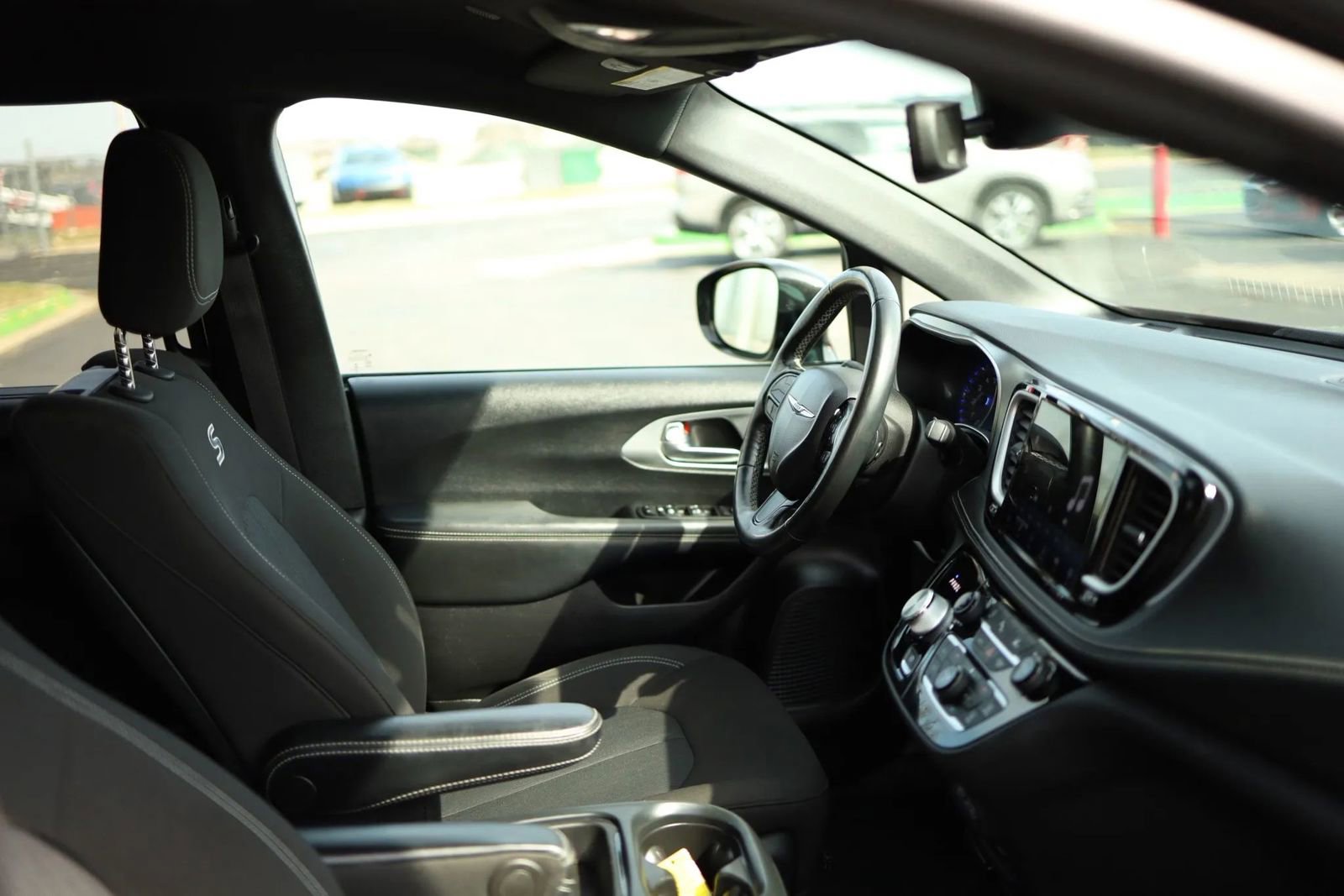 Used 2021 Chrysler Pacifica Touring w/ Uconnect Theater Family Group image 58