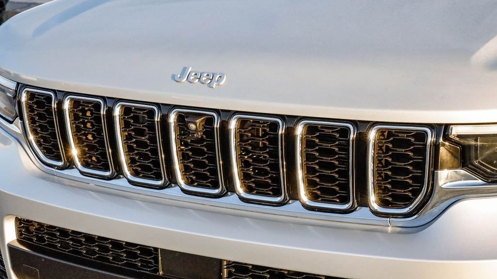 Certified 2024 Jeep Grand Cherokee L Limited w/ Luxury Tech Group II image 6