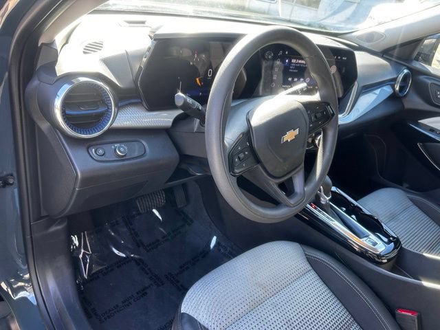 Used 2025 Chevrolet Trax LT FWD image 11
