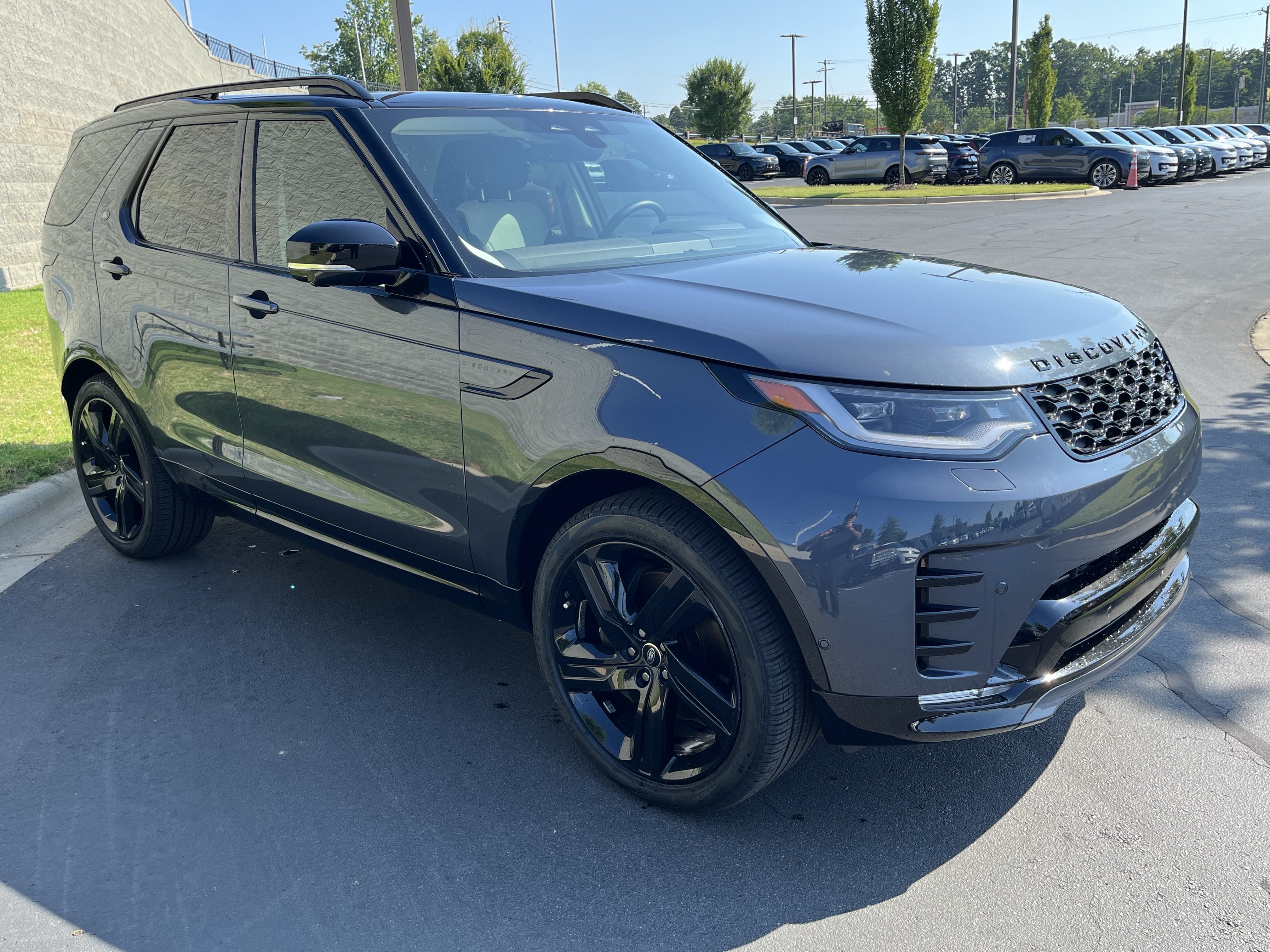Used 2025 Land Rover Discovery Dynamic SE AWD/4WD image 13