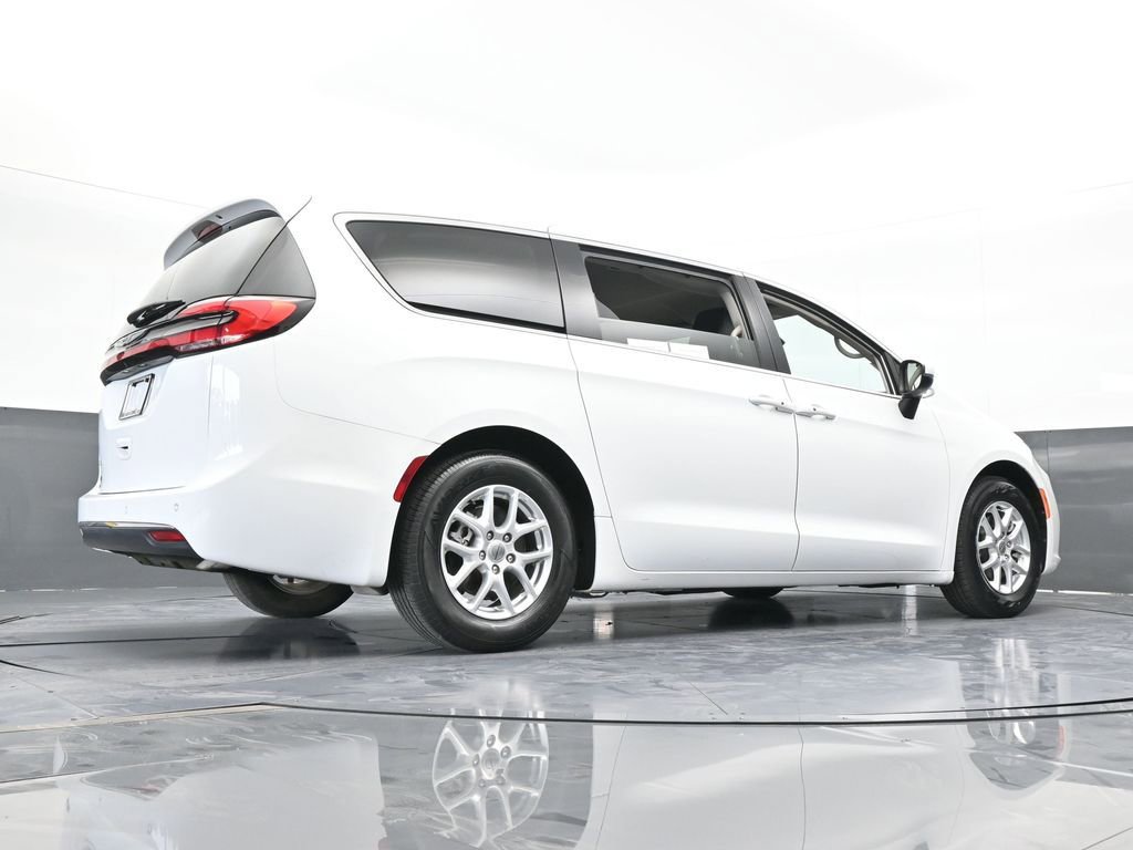 Used 2023 Chrysler Pacifica Touring-L image 60
