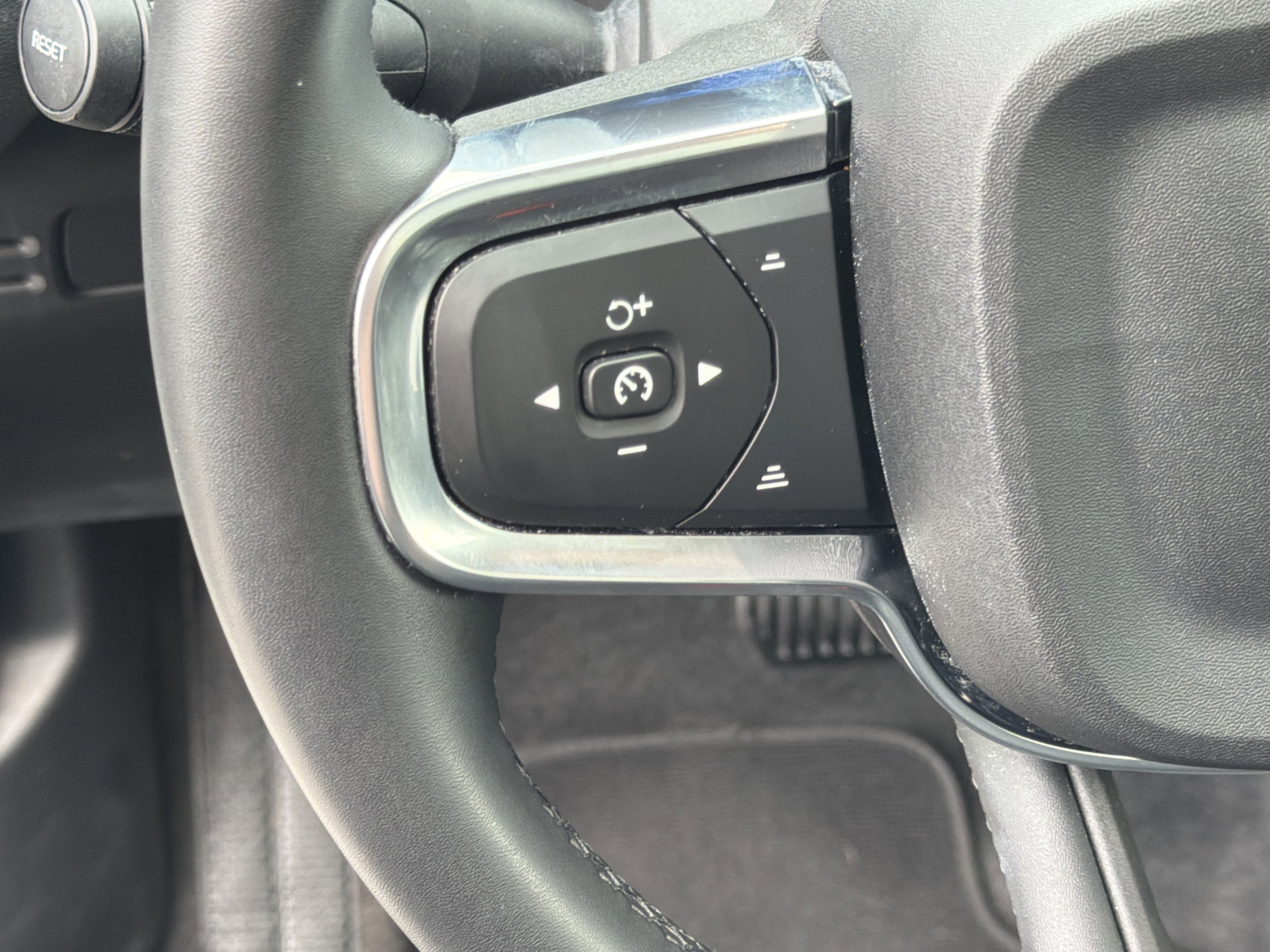 Certified 2025 Volvo XC40 B5 Core AWD/4WD image 15