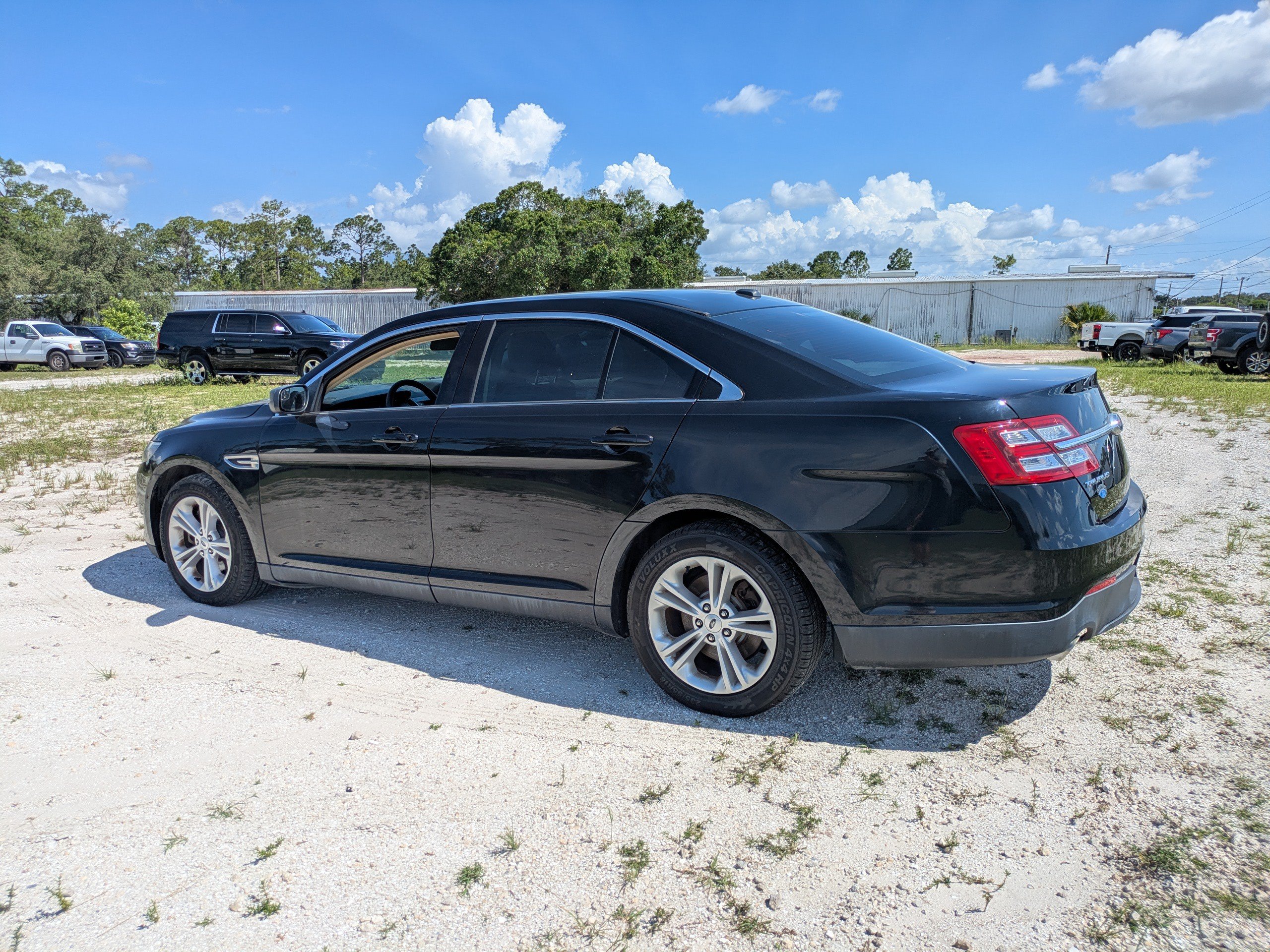 Used 2017 Ford Taurus SE FWD image 6