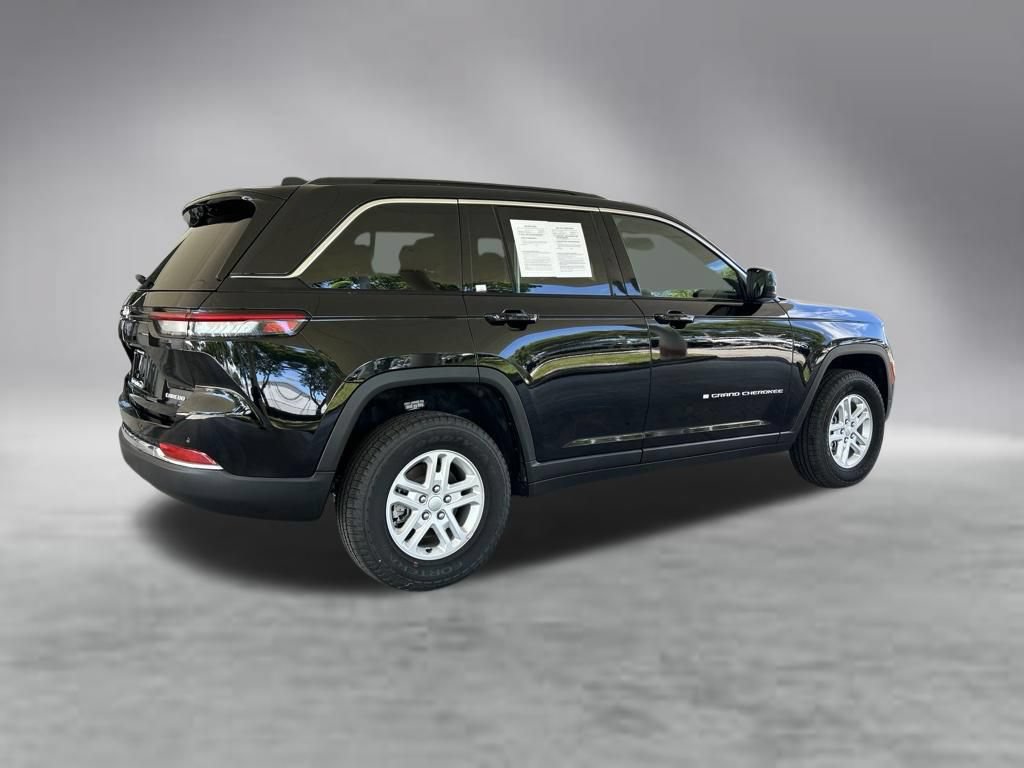 Used 2025 Jeep Grand Cherokee Laredo AWD/4WD image 3