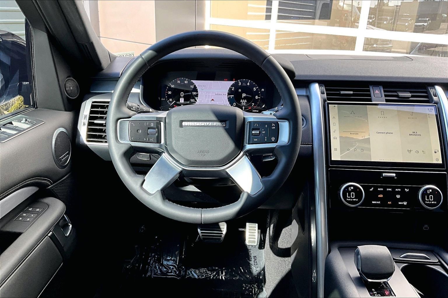 Used 2024 Land Rover Discovery Dynamic SE image 5