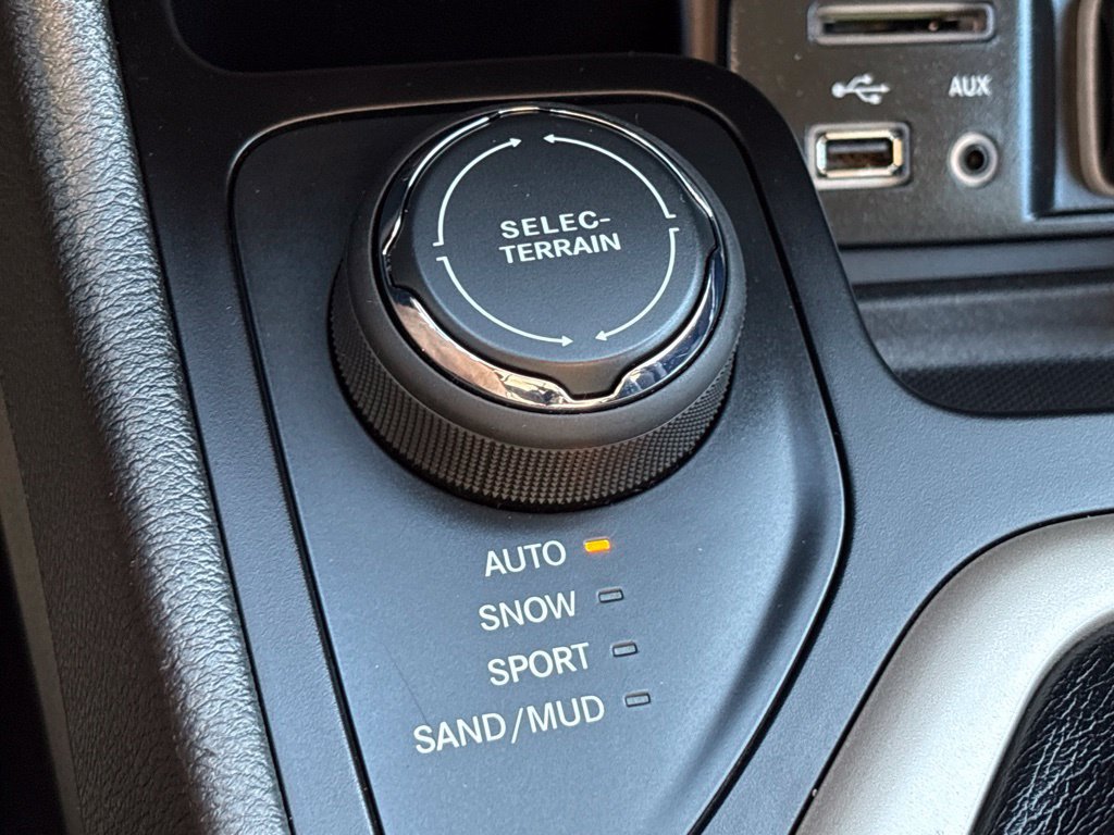 Used 2015 Jeep Cherokee Latitude w/ Cold Weather Group AWD/4WD image 17