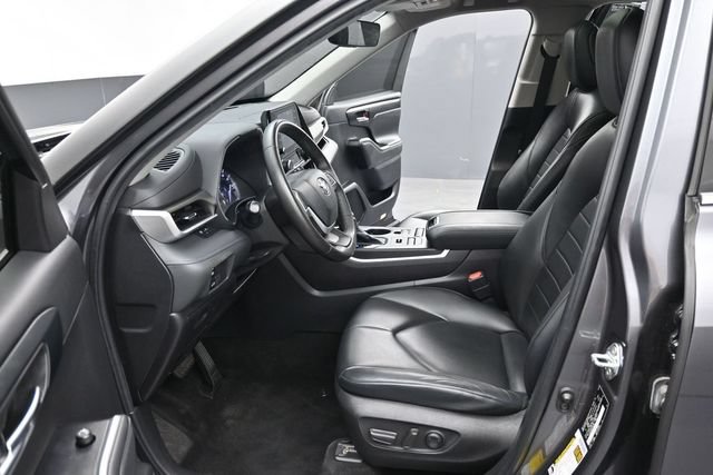 Used 2022 Toyota Highlander XLE AWD/4WD image 28