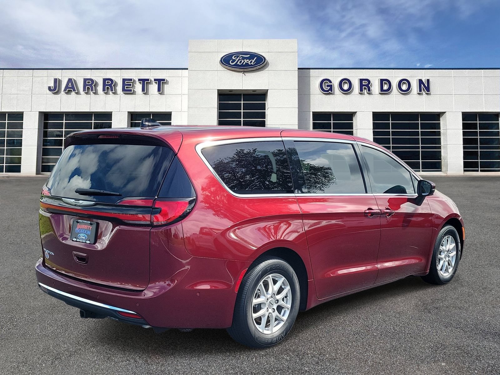 Used 2023 Chrysler Pacifica Touring-L FWD image 4