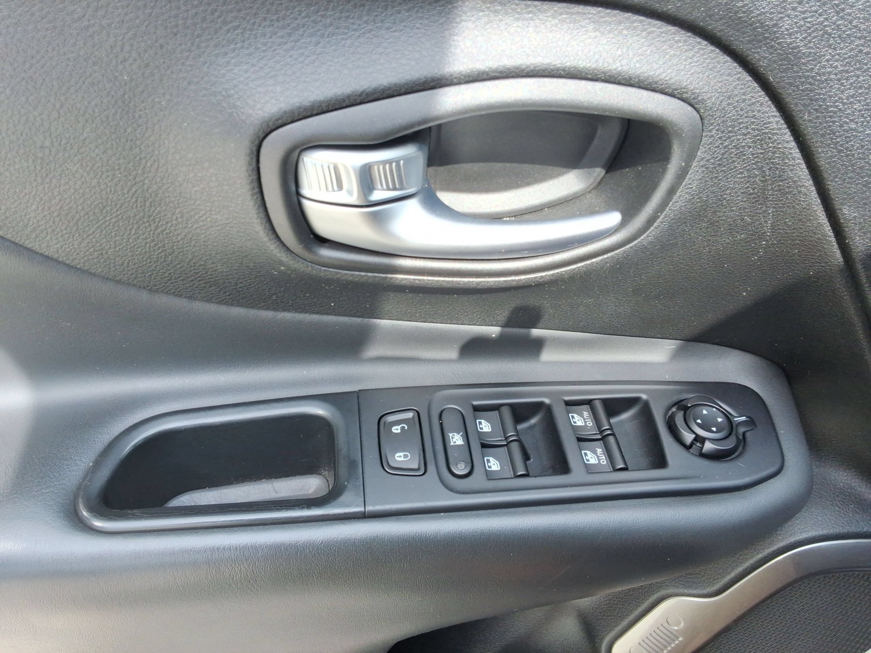 Used 2019 Jeep Renegade Limited w/ UConnect 8.4 Nav Group AWD/4WD image 21