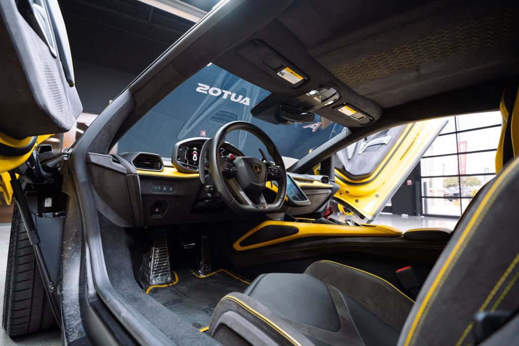 Used 2024 Lamborghini Revuelto AWD/4WD image 36