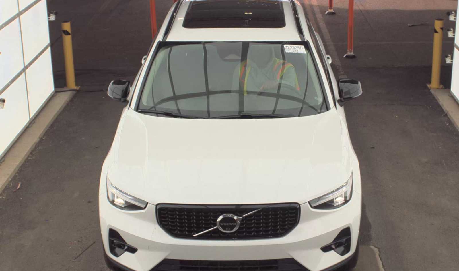 Used 2023 Volvo XC40 B4 Ultimate image 4