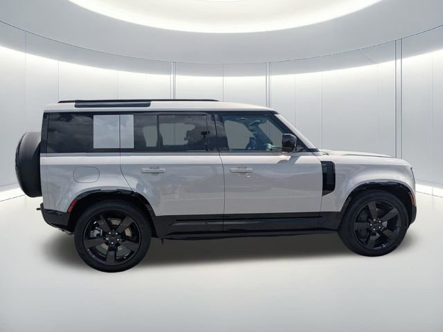 Used 2026 Land Rover Defender 110 X-Dynamic SE AWD/4WD image 4
