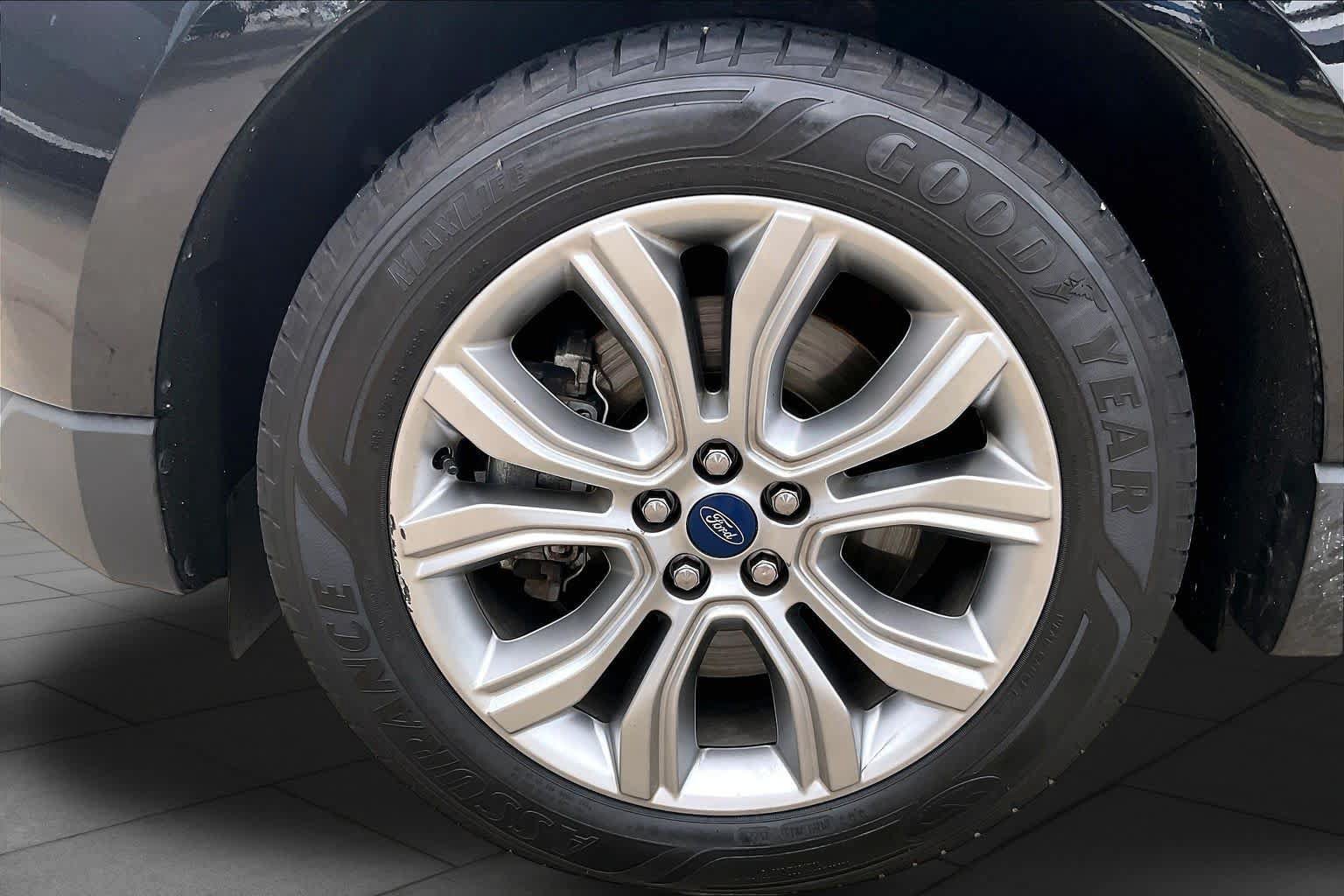 Used 2019 Ford Edge Titanium w/ Cold Weather Package AWD/4WD image 11